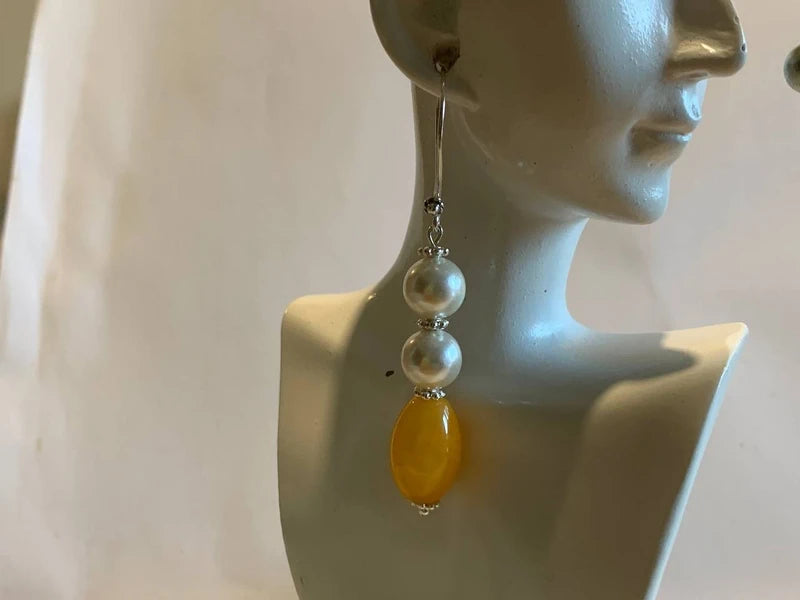 Orecchini pendenti in argento, giada gialla e perle naturali