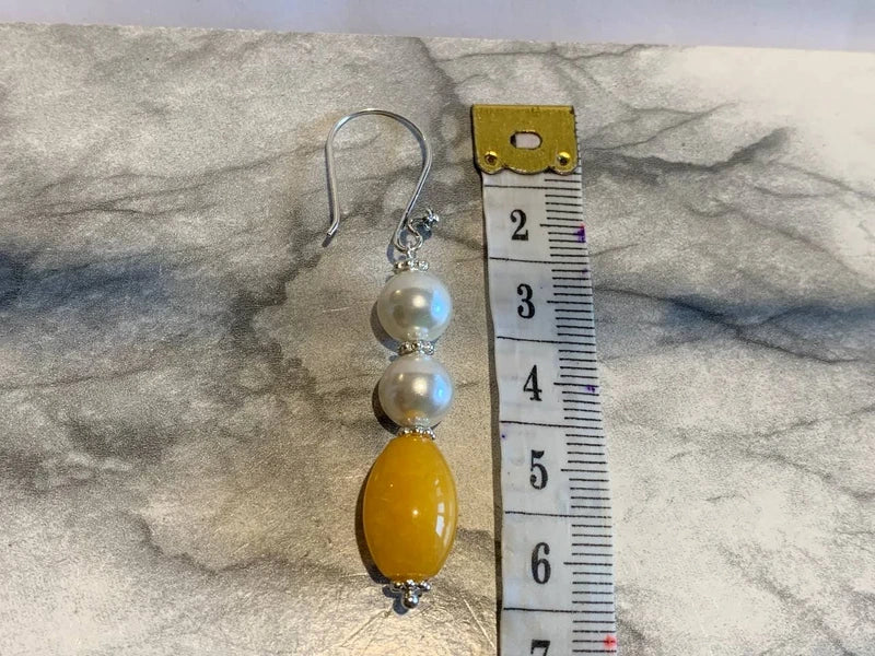 Orecchini pendenti in argento, giada gialla e perle naturali
