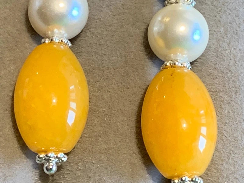 Orecchini pendenti in argento, giada gialla e perle naturali