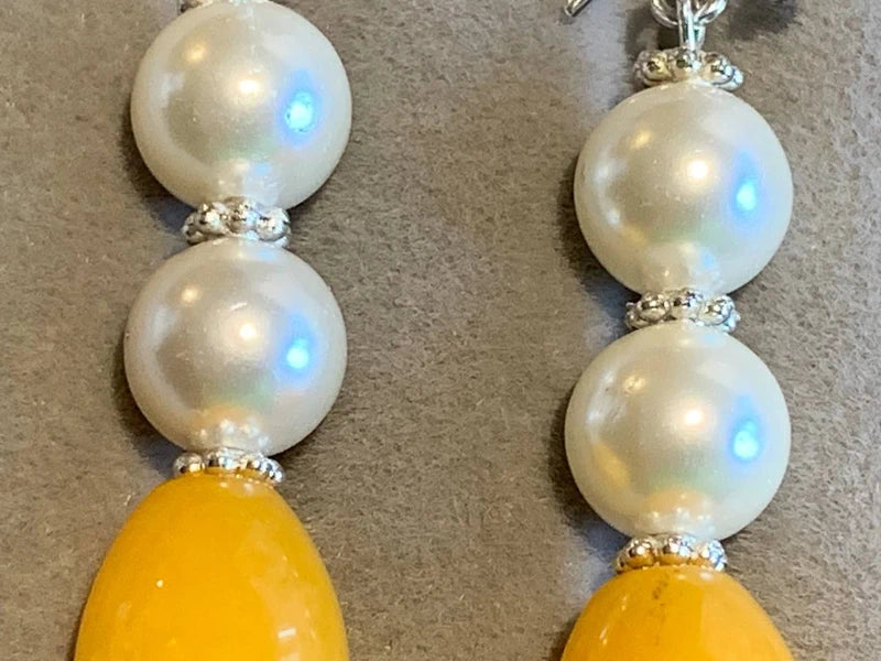 Orecchini pendenti in argento, giada gialla e perle naturali