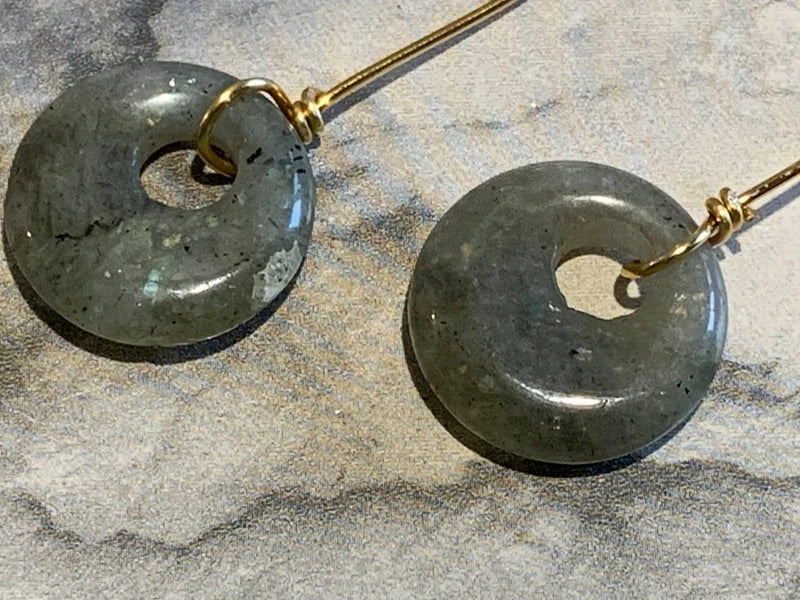 Orecchini pendenti in rame dorato e labradorite naturale