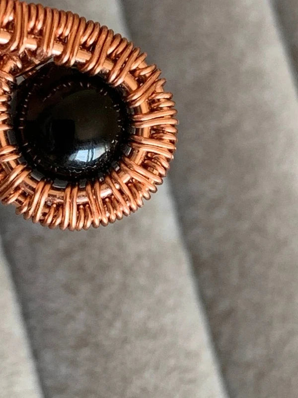 Ciondolo Artigianale in Rame Rosa con Onice Nera – Forza, Protezione ed Eleganza Essenziale