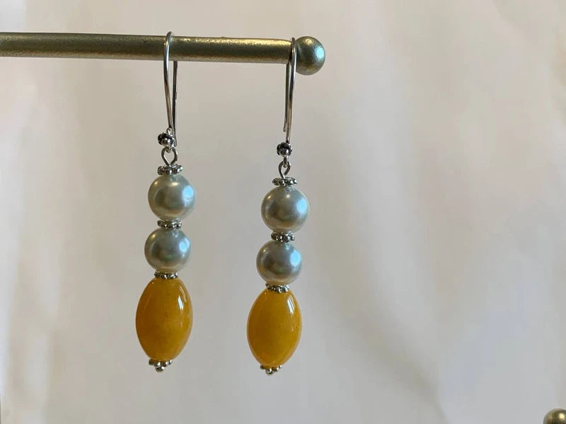Orecchini pendenti in argento, giada gialla e perle naturali