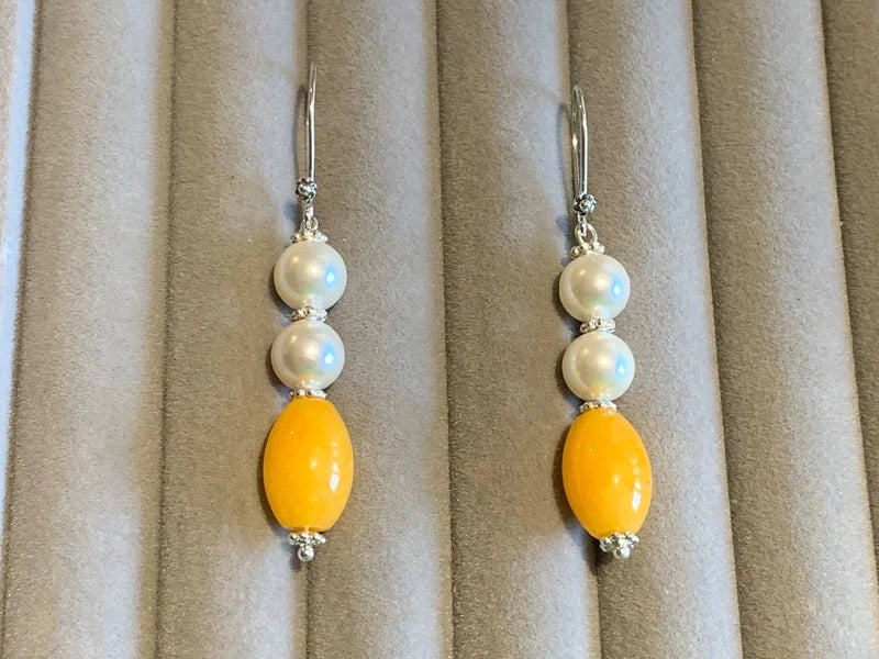 Orecchini pendenti in argento, giada gialla e perle naturali
