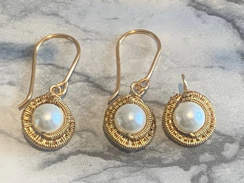 Parure Artigianale in Rame Dorato con Perle – Eleganza, Armonia e Femminilità senza Tempo