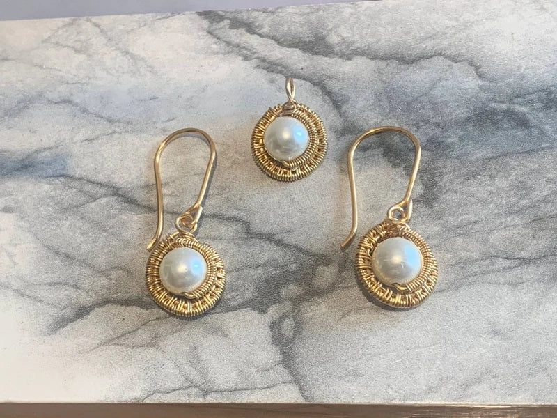 Parure Artigianale in Rame Dorato con Perle – Eleganza, Armonia e Femminilità senza Tempo