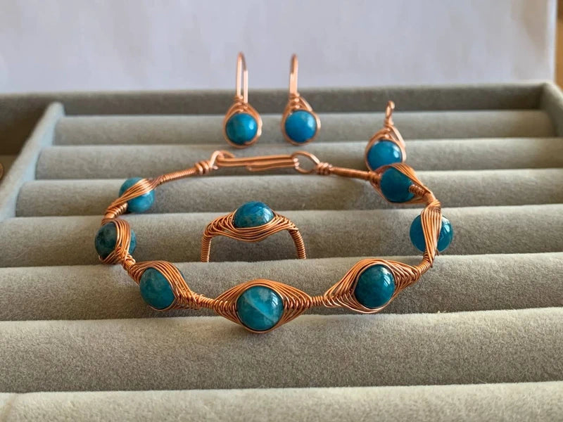 Parure Artigianale in Rame Rosa con Apatite – Ispirazione, Comunicazione e Bellezza Intuitiva