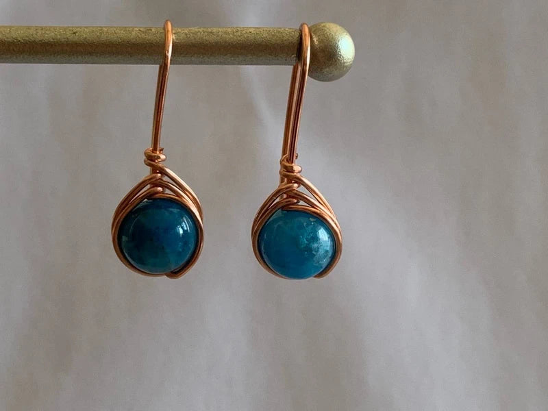 Parure Artigianale in Rame Rosa con Apatite – Ispirazione, Comunicazione e Bellezza Intuitiva