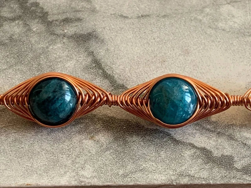 Parure Artigianale in Rame Rosa con Apatite – Ispirazione, Comunicazione e Bellezza Intuitiva