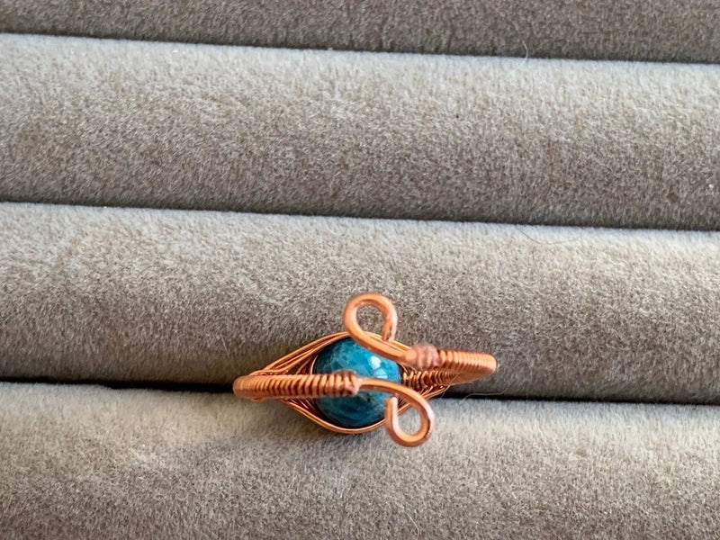 Parure Artigianale in Rame Rosa con Apatite – Ispirazione, Comunicazione e Bellezza Intuitiva
