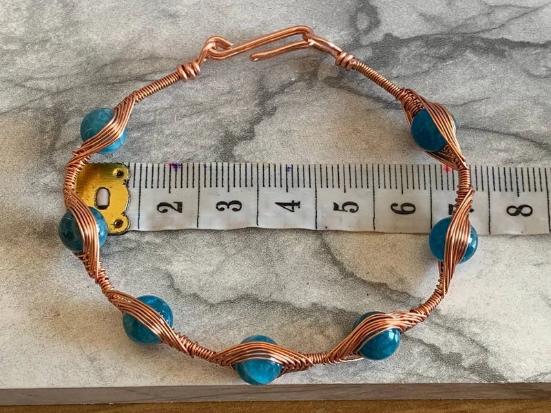 Parure Artigianale in Rame Rosa con Apatite – Ispirazione, Comunicazione e Bellezza Intuitiva