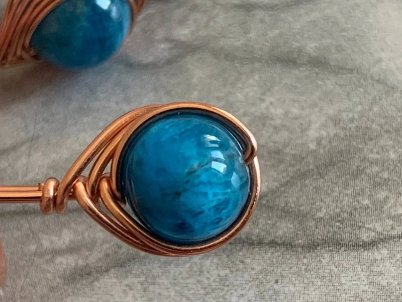 Parure Artigianale in Rame Rosa con Apatite – Ispirazione, Comunicazione e Bellezza Intuitiva