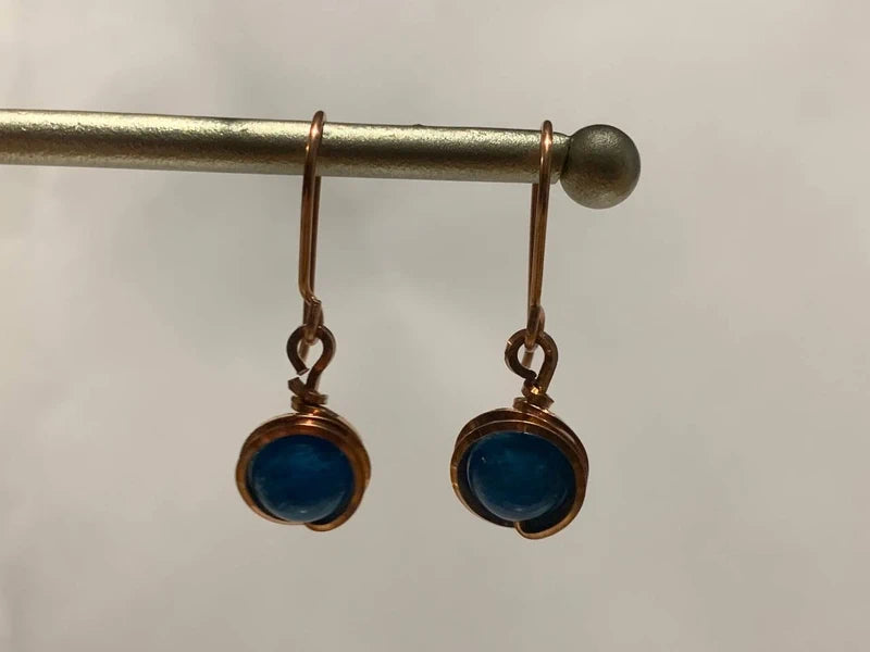 Orecchini Artigianali in Rame Rosa e Apatite Blu – Espressione, Intuizione e Bellezza Naturale