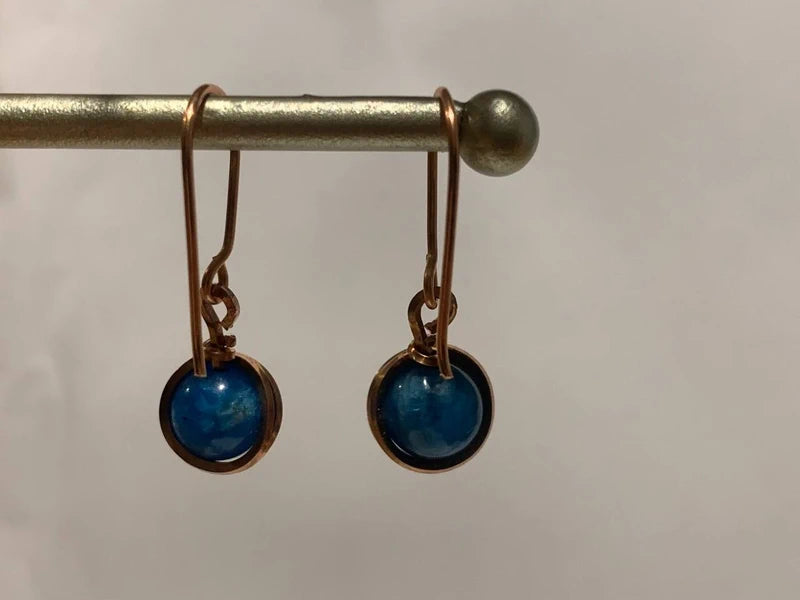 Orecchini Artigianali in Rame Rosa e Apatite Blu – Espressione, Intuizione e Bellezza Naturale