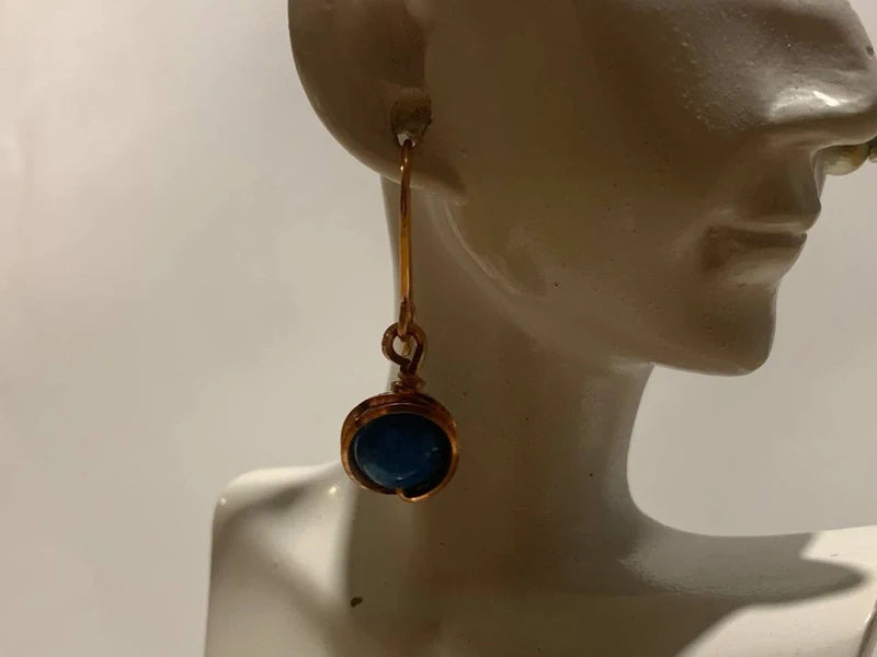 Orecchini Artigianali in Rame Rosa e Apatite Blu – Espressione, Intuizione e Bellezza Naturale