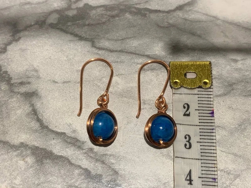 Orecchini Artigianali in Rame Rosa e Apatite Blu – Espressione, Intuizione e Bellezza Naturale