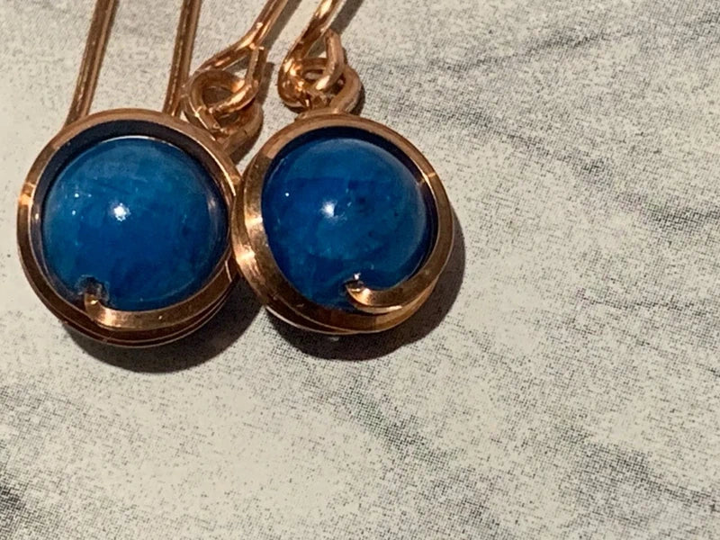 Orecchini Artigianali in Rame Rosa e Apatite Blu – Espressione, Intuizione e Bellezza Naturale
