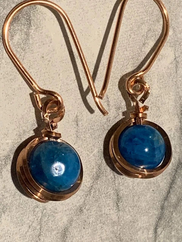 Orecchini Artigianali in Rame Rosa e Apatite Blu – Espressione, Intuizione e Bellezza Naturale