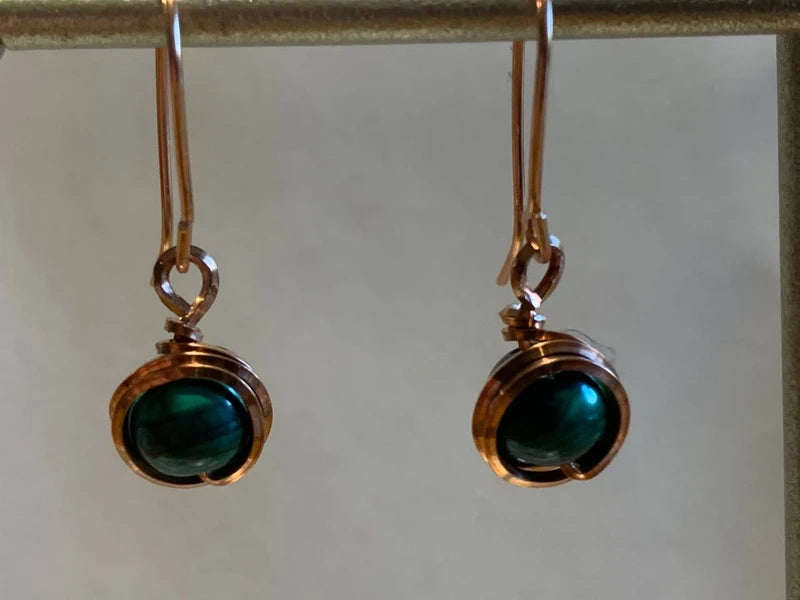 Orecchini Artigianali in Rame Rosa con Malachite – Protezione, Trasformazione e Forza Interiore