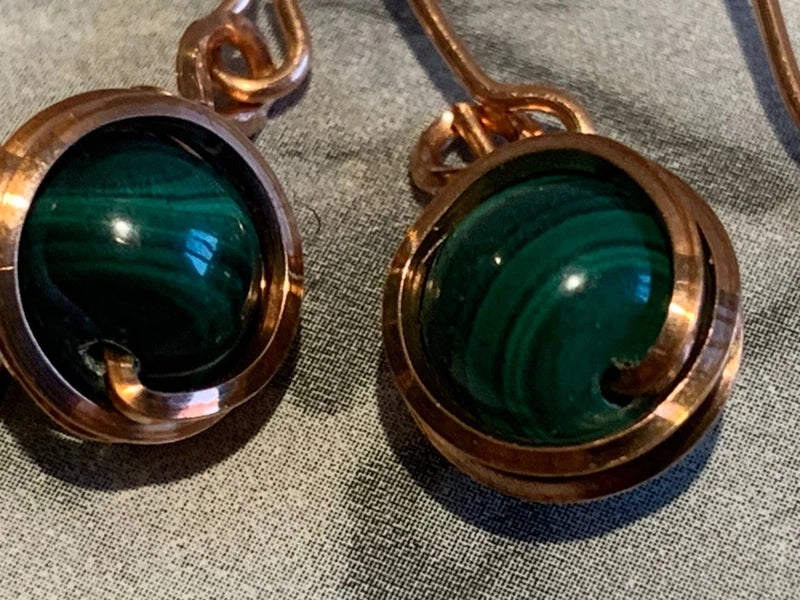 Orecchini Artigianali in Rame Rosa con Malachite – Protezione, Trasformazione e Forza Interiore