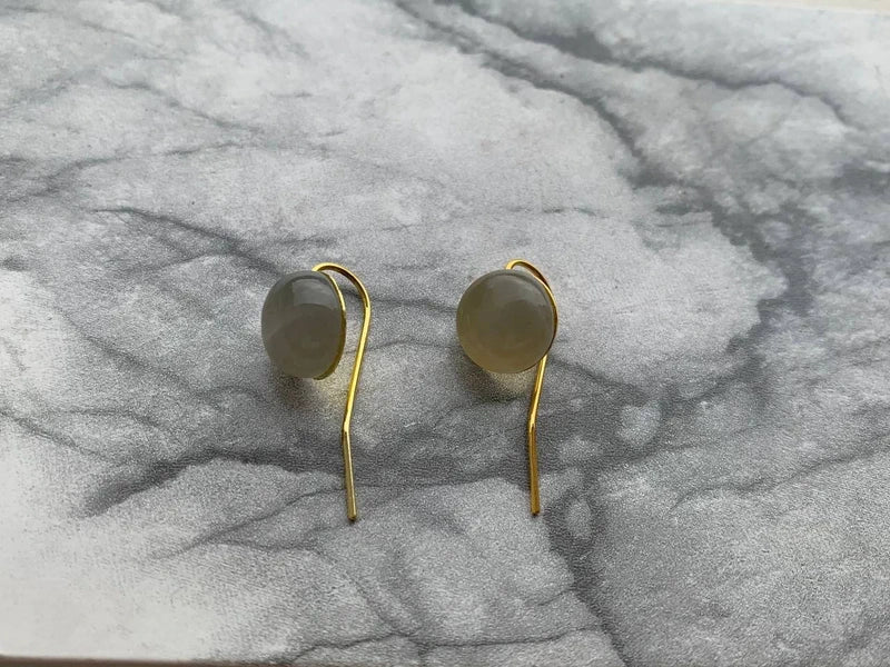 Orecchini pendenti artigianali in ottone oro con Pietra di Luna grigia cabochon 10mm