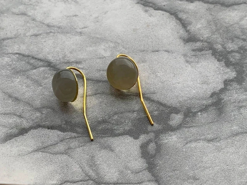 Orecchini pendenti artigianali in ottone oro con Pietra di Luna grigia cabochon 10mm