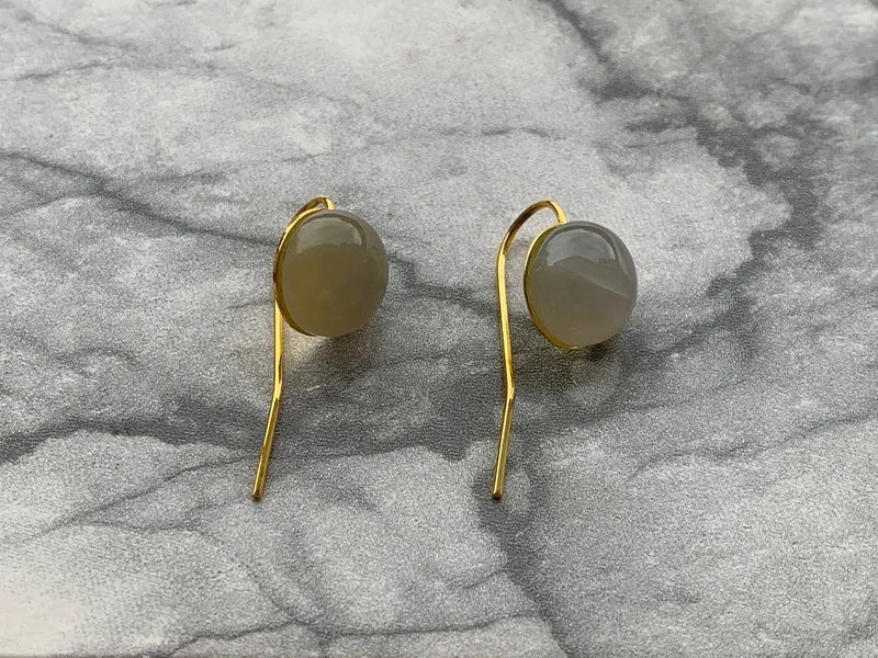 Orecchini pendenti artigianali in ottone oro con Pietra di Luna grigia cabochon 10mm