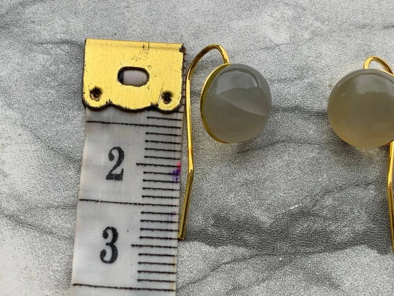 Orecchini pendenti artigianali in ottone oro con Pietra di Luna grigia cabochon 10mm