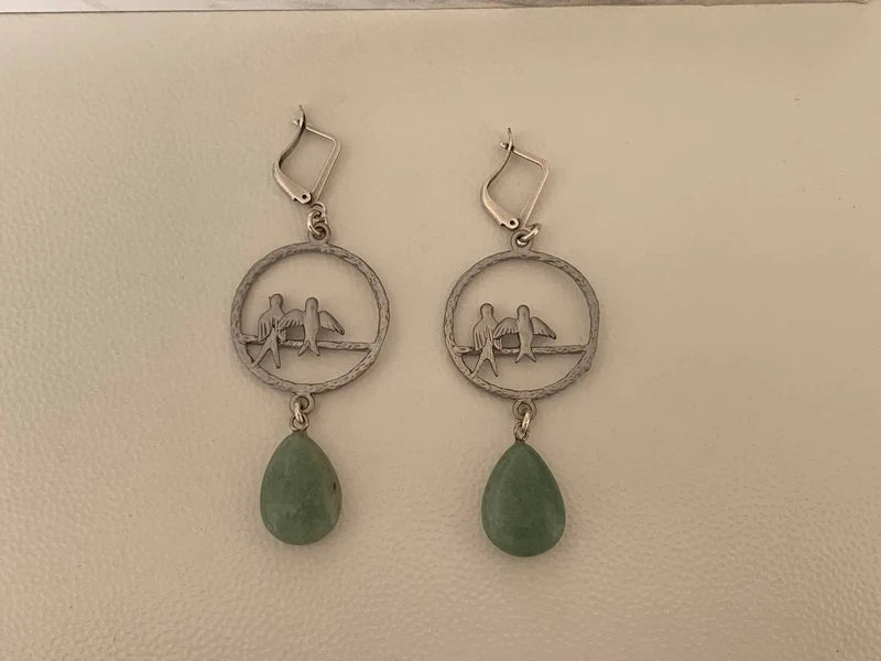 Orecchini pendenti in zama con avventurina verde e cerchi con uccelli in ottone argentato