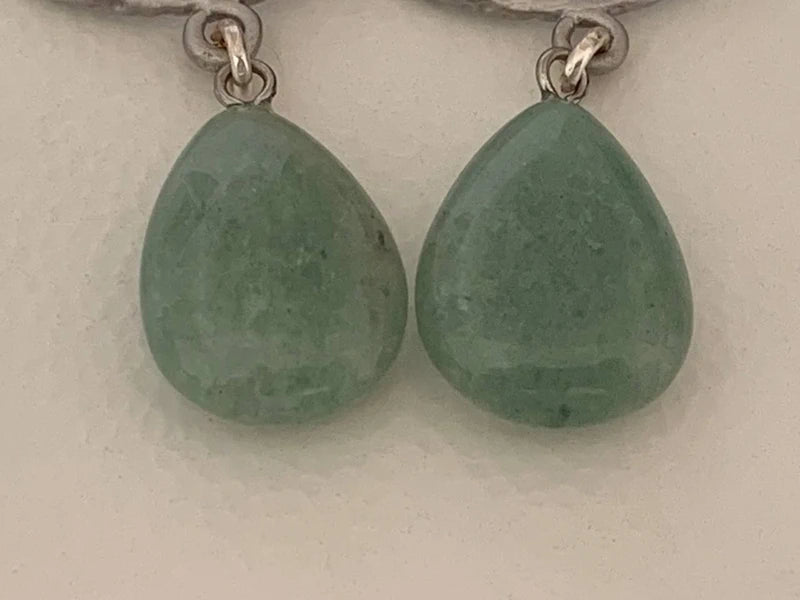 Orecchini pendenti in zama con avventurina verde e cerchi con uccelli in ottone argentato