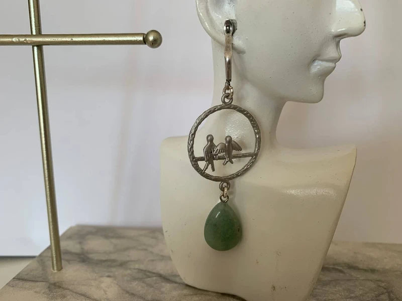Orecchini pendenti in zama con avventurina verde e cerchi con uccelli in ottone argentato