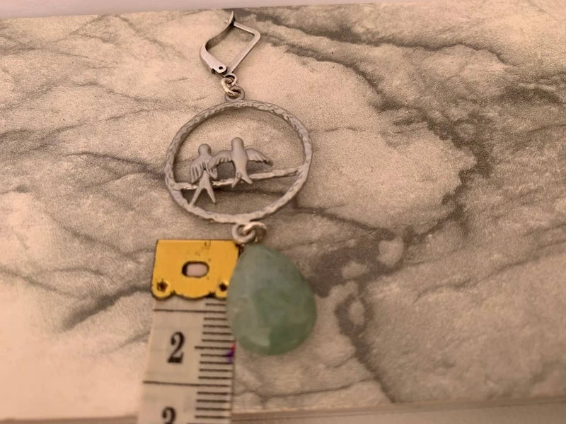 Orecchini pendenti in zama con avventurina verde e cerchi con uccelli in ottone argentato