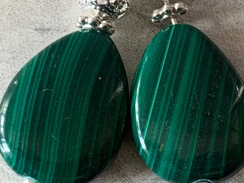 Orecchini pendenti in argento 925 placcato con malachite naturale a goccia – 18x13mm