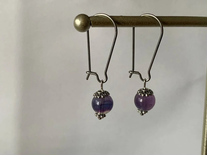 Orecchini pendenti in acciaio platino con fluorite viola naturale 8mm