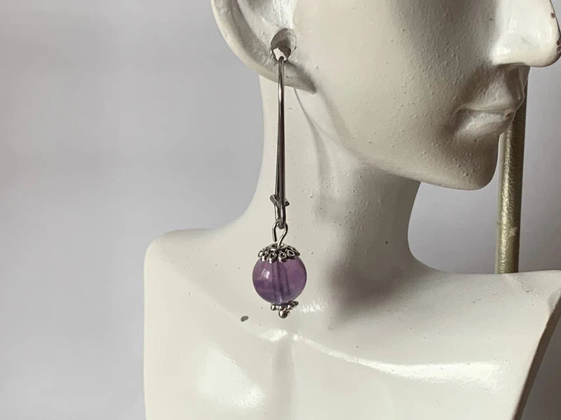 Orecchini pendenti in acciaio platino con fluorite viola naturale 8mm