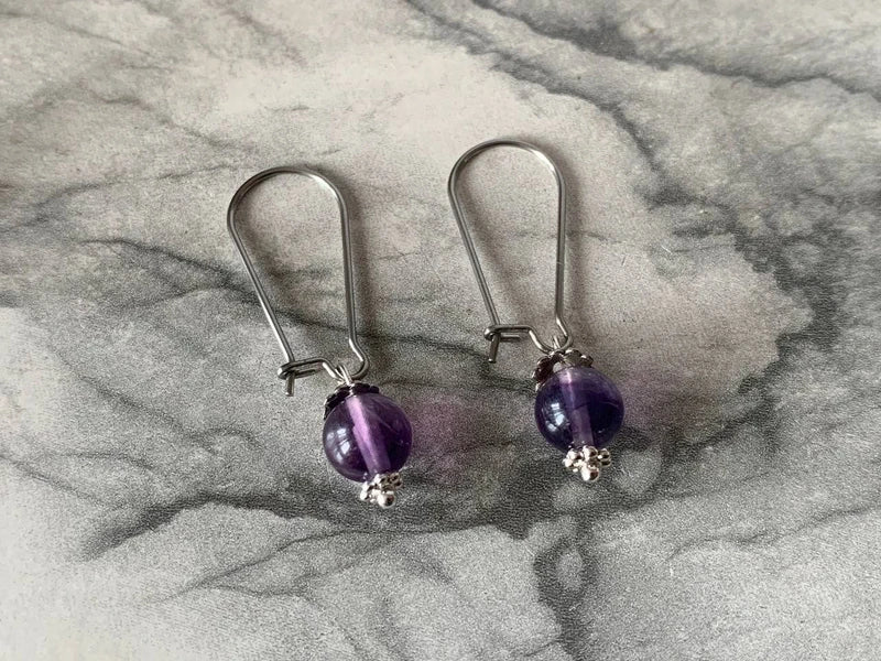 Orecchini pendenti in acciaio platino con fluorite viola naturale 8mm