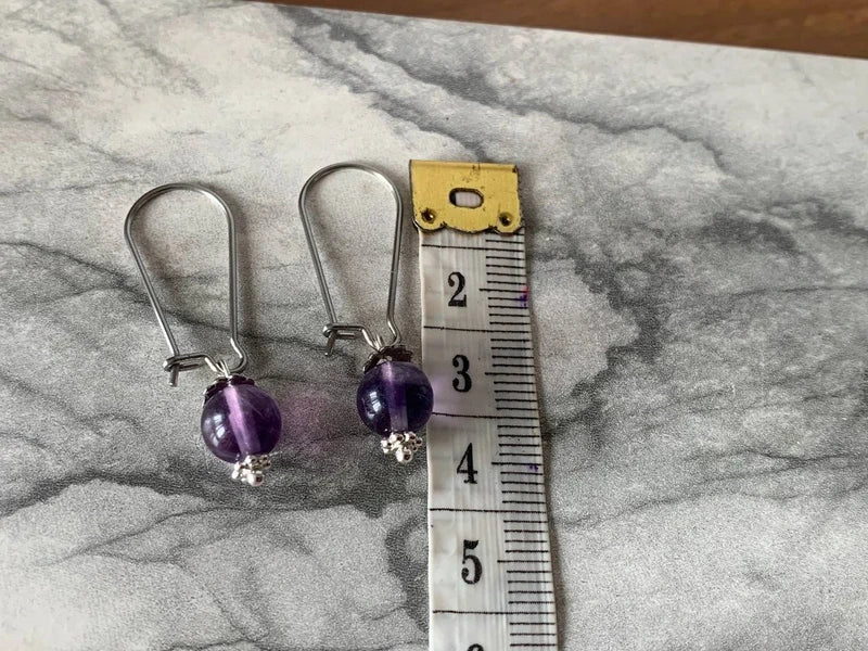 Orecchini pendenti in acciaio platino con fluorite viola naturale 8mm