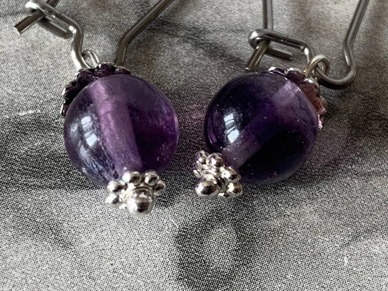 Orecchini pendenti in acciaio platino con fluorite viola naturale 8mm