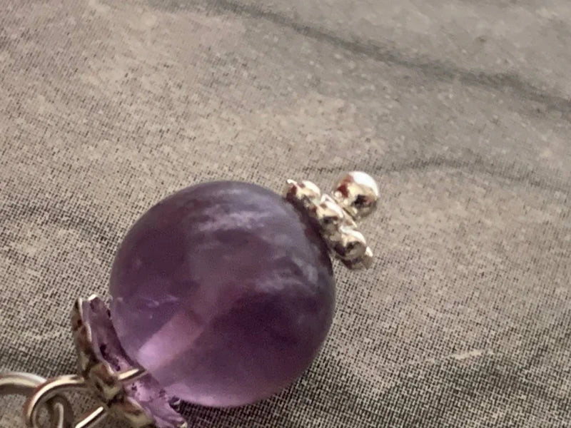 Orecchini pendenti in acciaio platino con fluorite viola naturale 8mm