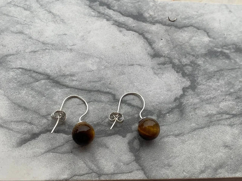 Orecchini artigianali con perle di Occhio di Tigre da 8mm e montatura in argento 925