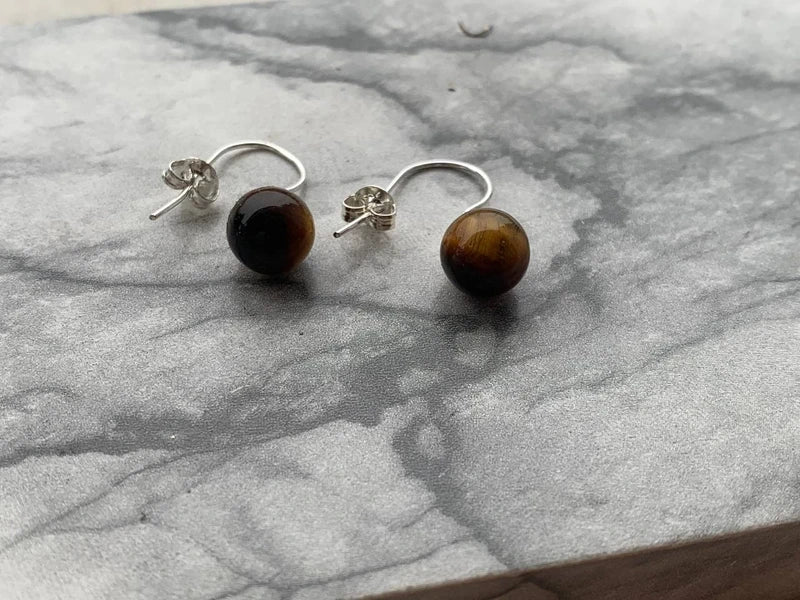 Orecchini artigianali con perle di Occhio di Tigre da 8mm e montatura in argento 925