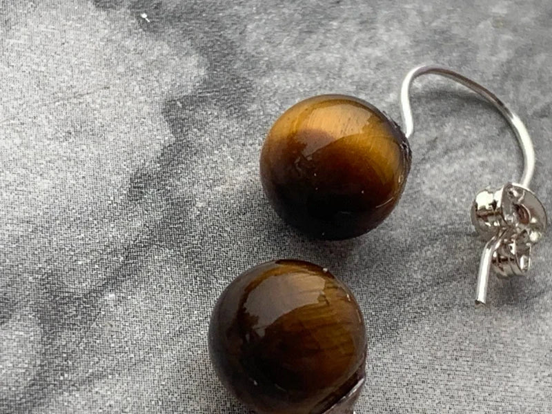Orecchini artigianali con perle di Occhio di Tigre da 8mm e montatura in argento 925