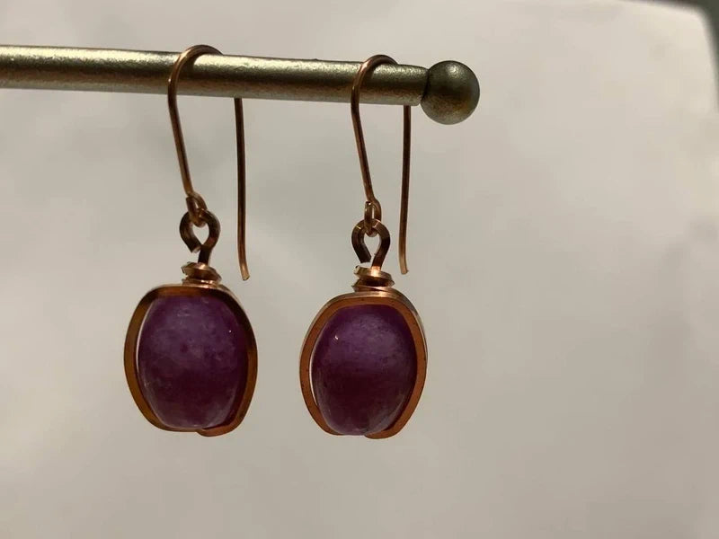 Orecchini artigianali con Giada Viola e filo di rame rosa