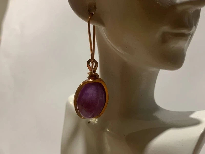 Orecchini artigianali con Giada Viola e filo di rame rosa