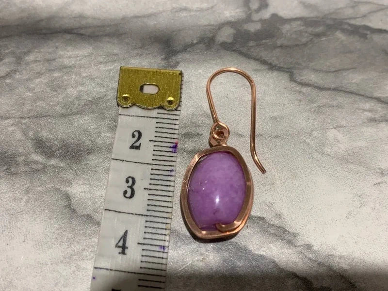 Orecchini artigianali con Giada Viola e filo di rame rosa