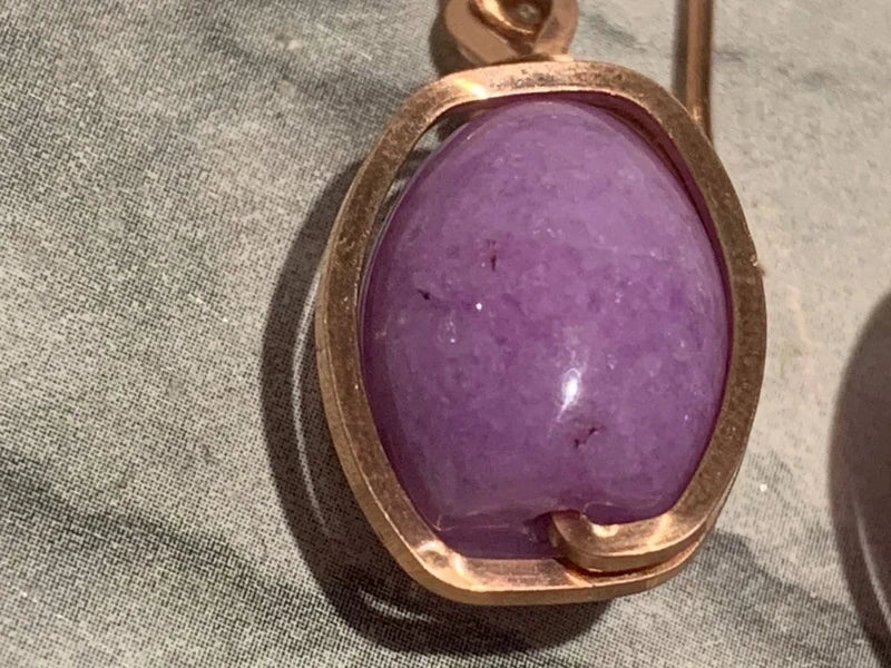 Orecchini artigianali con Giada Viola e filo di rame rosa