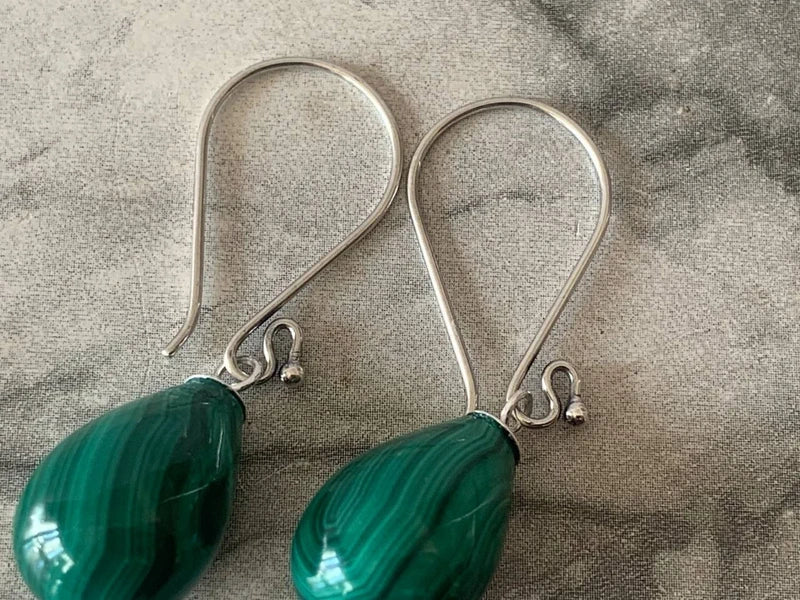 Orecchini in Argento 925 con Malachite a Goccia – Artigianali Eleganti