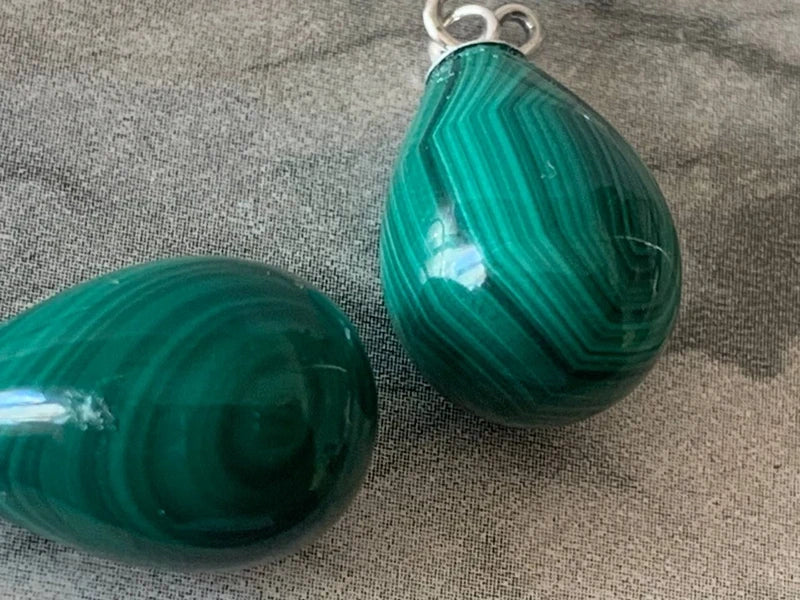 Orecchini in Argento 925 con Malachite a Goccia – Artigianali Eleganti