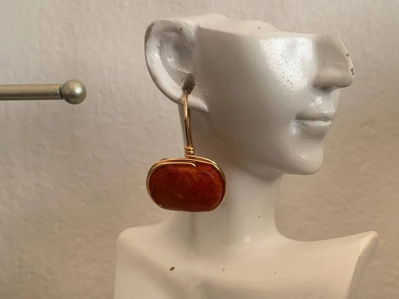 Orecchini pendenti artigianali con corallo spugnoso e filo di rame dorato