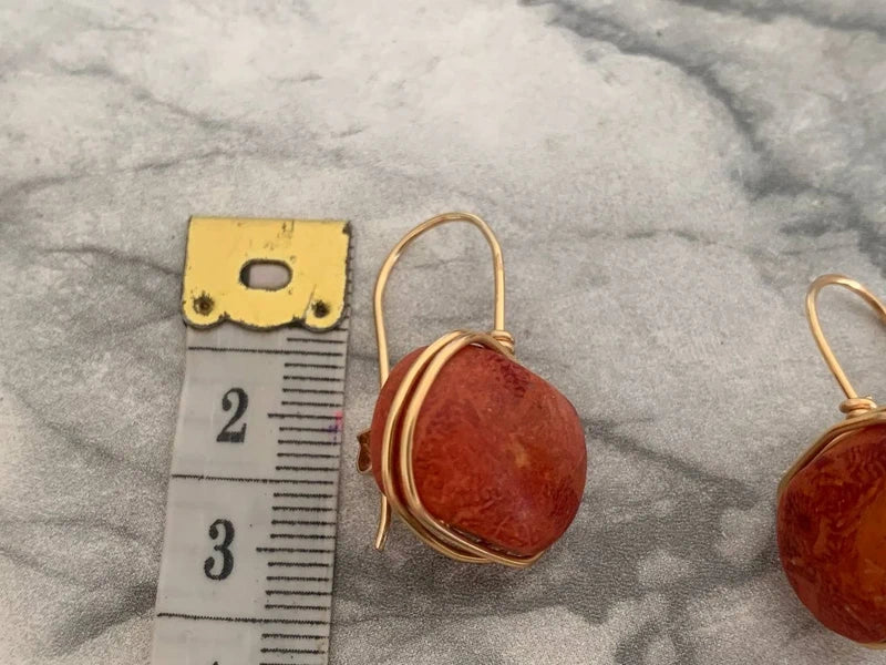 Orecchini pendenti artigianali con corallo spugnoso e filo di rame dorato